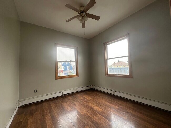 Foto del edificio - 70 Humphrey Ave