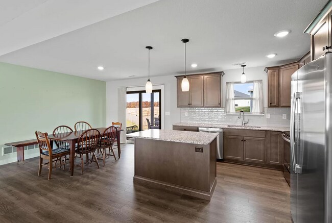 Foto del edificio - 3401 Yellowwood Dr