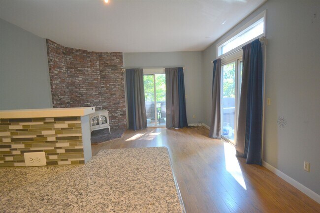 Building Photo - 647 Marmot Ln