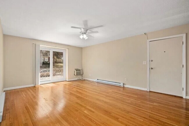 Foto del edificio - 75 Waldemar Avenue #201