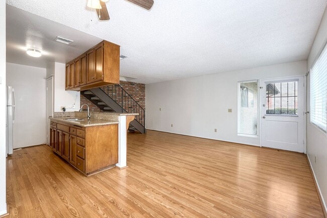 Building Photo - Santee Townhome 2/1 Prime Location