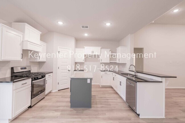Building Photo - 12461 S Lakewood Ave