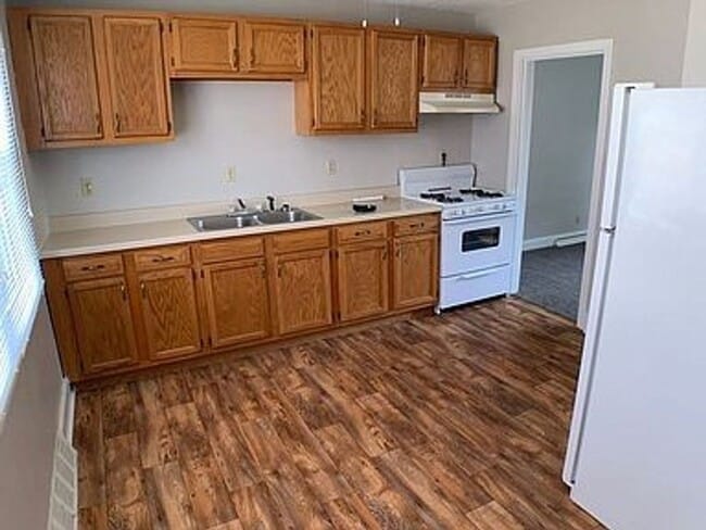 Building Photo - Freshly Painted 2 Bed 1 Bath-Connersville