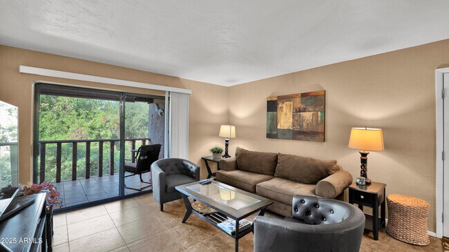 Foto del edificio - 8649 E Royal Palm Rd