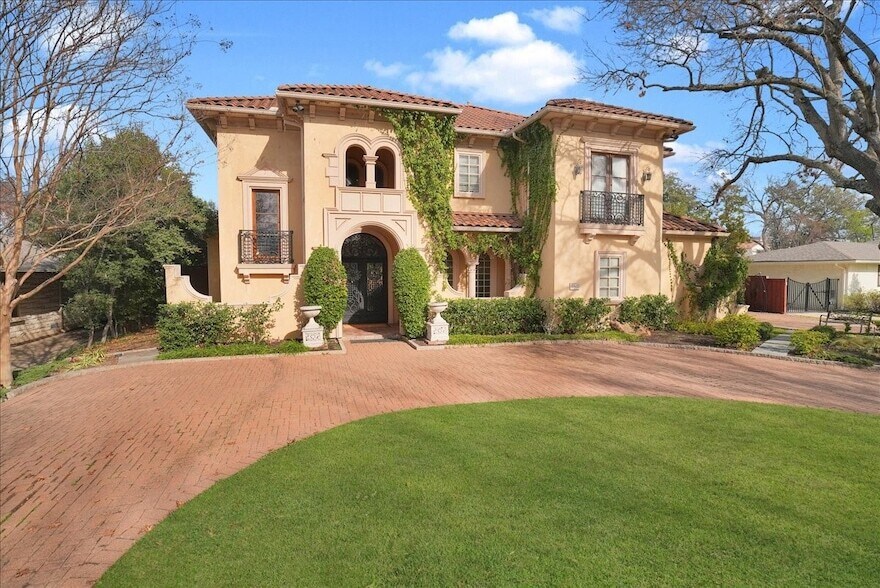 Photo - 6807 Lupton Drive Unit