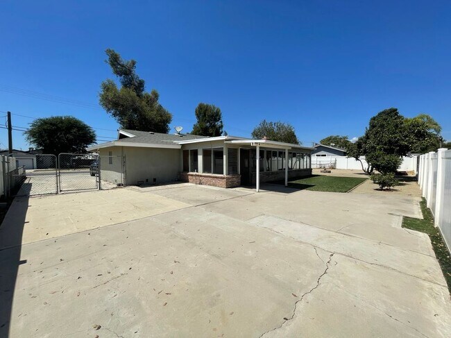 Building Photo - 4231 Valley View Ave