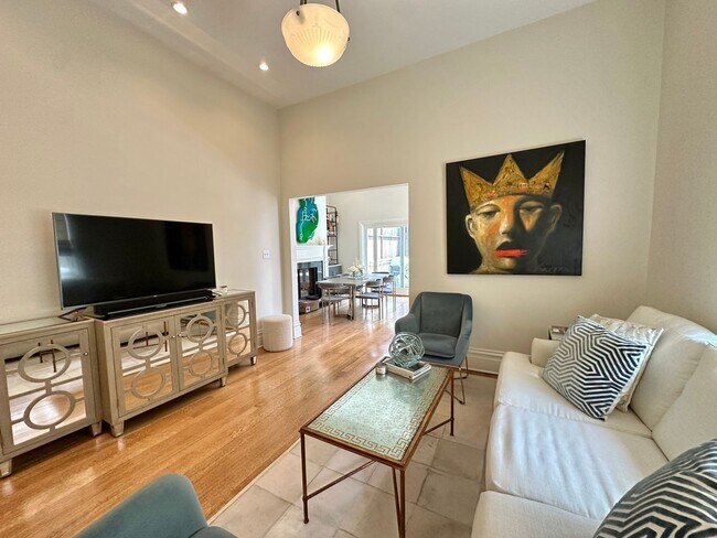 Foto del edificio - Gorgeous Restored Victorian Flat w/Private Deck