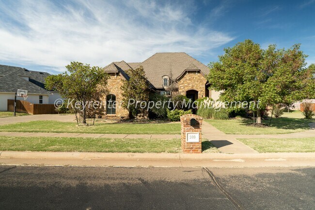 Building Photo - Don’t Miss This Stunning 4 Bed, 4 Bath Dre...