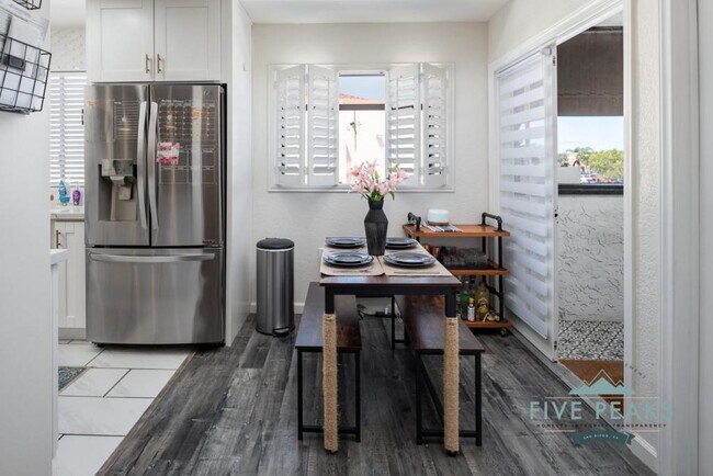 Foto del edificio - 3142 Midway Dr, B210