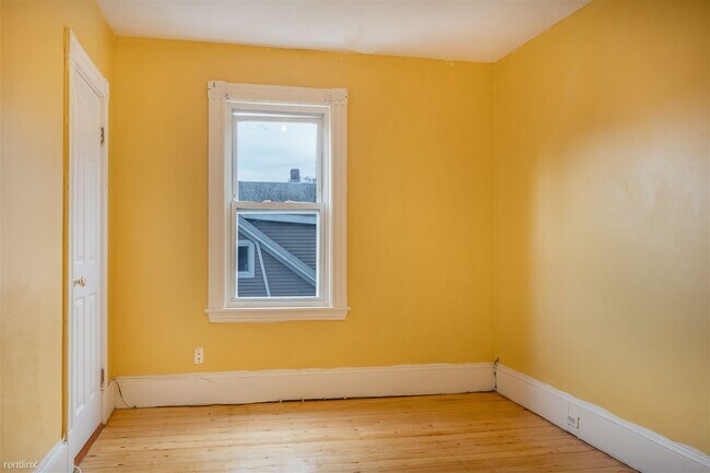 Building Photo - 3 br, 1 bath Triplex - 10 Bearse Ave