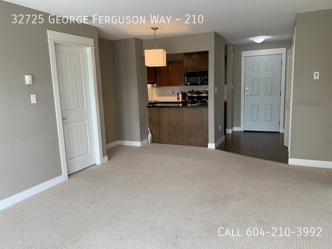 Building Photo - Central Uptown 2 Bed Condo