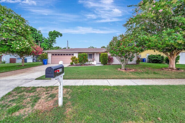 Foto del edificio - Beautiful 3-Bed / 2 Bath Pool Home in Sara...