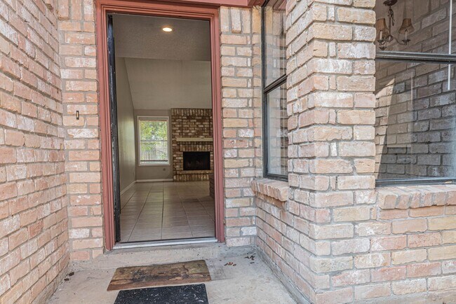 Foto del edificio - 7410 Songwind Ln