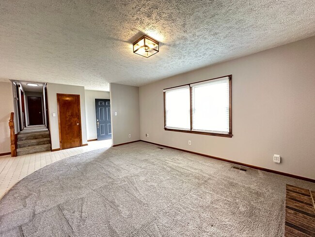 Building Photo - Large 3 Bedroom, 2 1/2 Bathroom Home Just ...