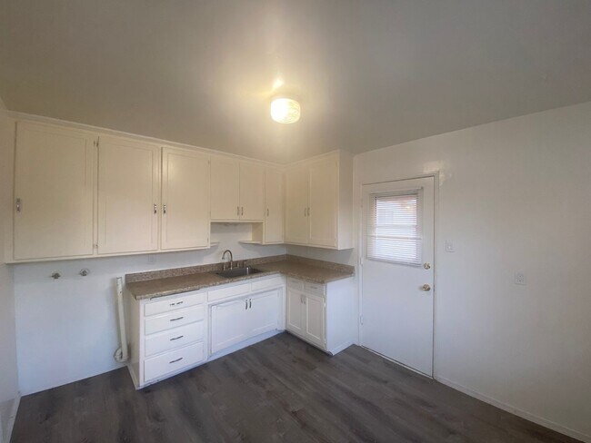 Building Photo - 3 Bedroom 1 Bath House Close to Schools & ...