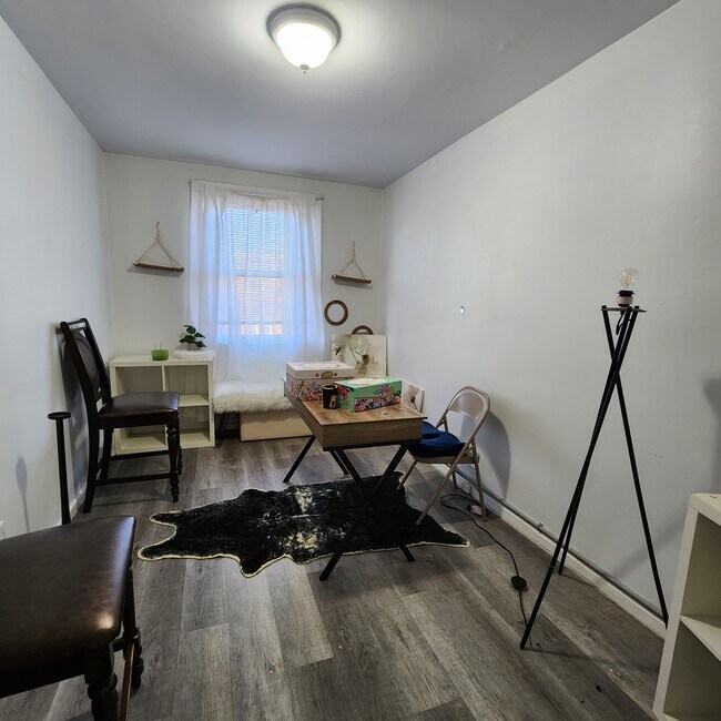 bedroom - 3117 Gilham St