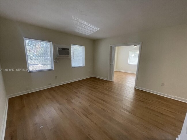 Foto del edificio - 218 Santillane Ave