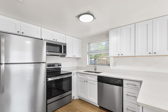 Foto del edificio - TWO BEDROOM APARTMENT AVAILABLE!