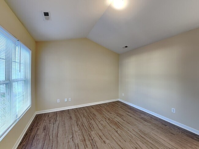 Foto del edificio - Bright & Easy-Living Home with Vaulted Cei...