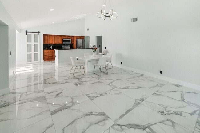 Building Photo - 1072 Fernlea Dr