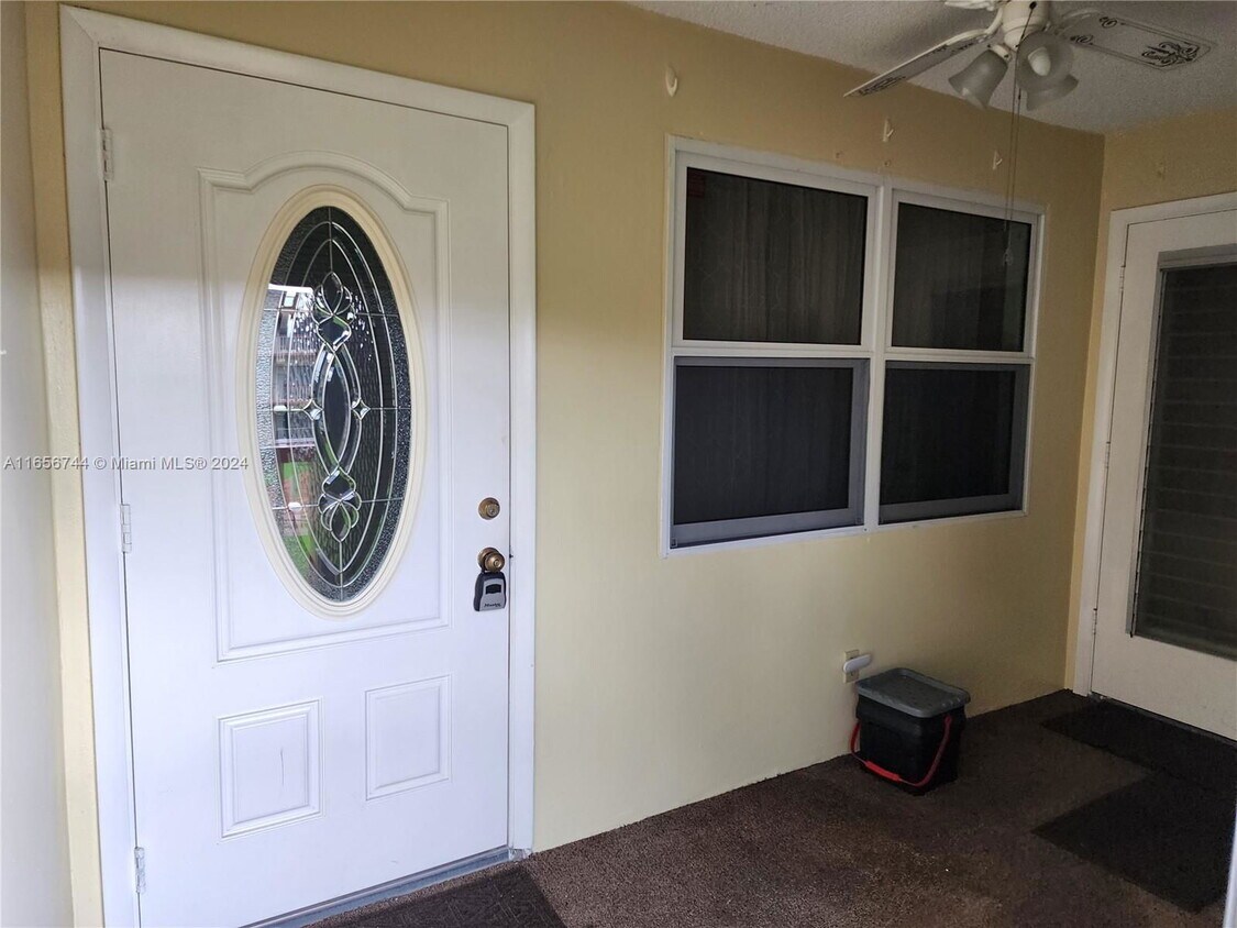 5300 Washington St Unit R202, Hollywood, FL 33021 Condo for Rent in