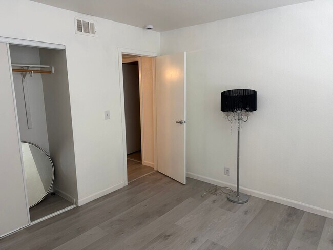 Building Photo - 605 S Royal Crest Cir
