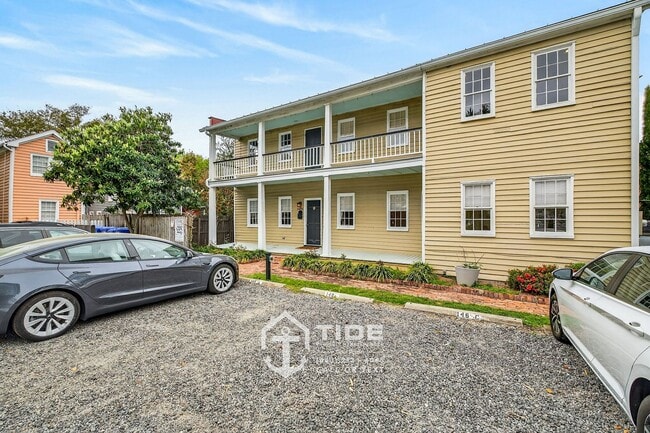 Building Photo - Walkable Downtown Living