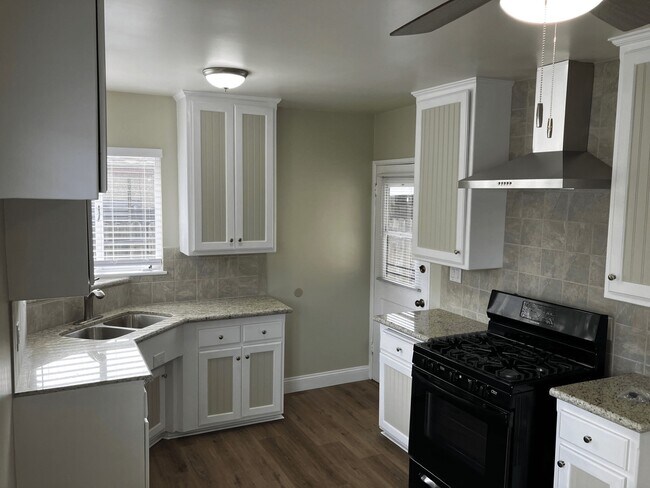 Cocina - 14801 Burbank Blvd