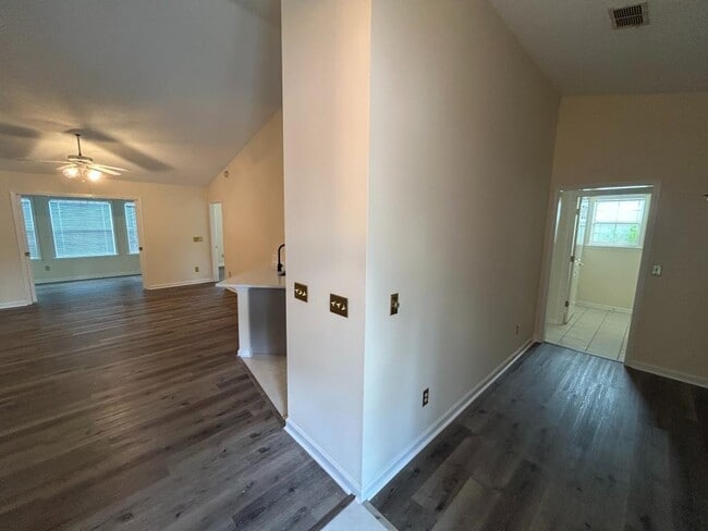 Foto del edificio - 1201 Formby Ct