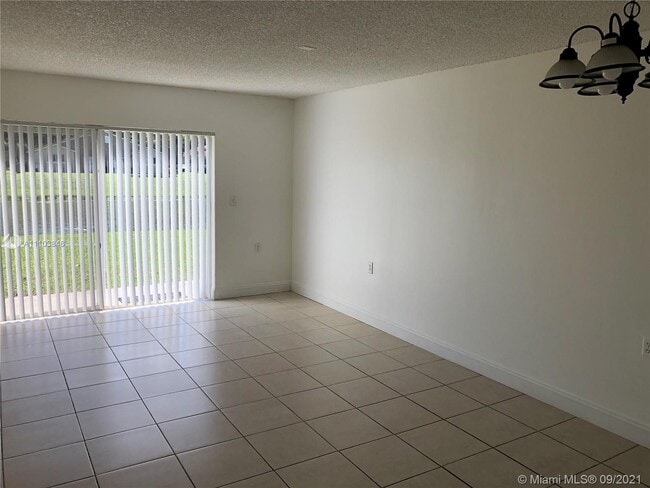 Building Photo - 1032 Lake Victoria Dr