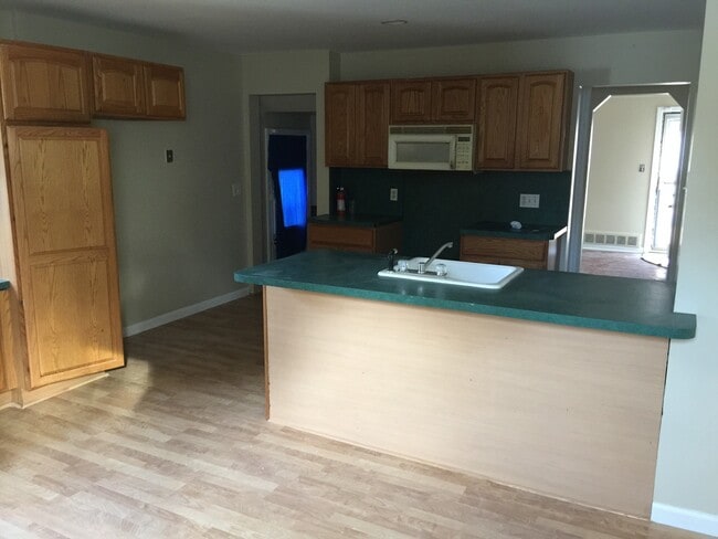 Foto del edificio - 3 bedroom 2 bath bungalow with finished basement