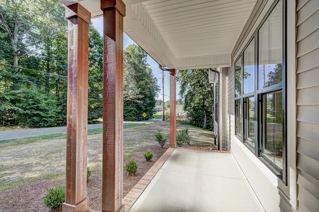 Building Photo - 248 Delview Dr