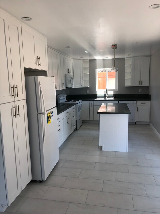 Building Photo - 9172 Valencia St