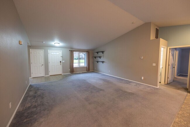 Building Photo - Three bedroom, plus bonus room, one level ...