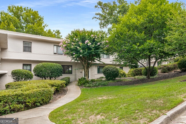 Foto del edificio - 96 Ardmore Pl NW