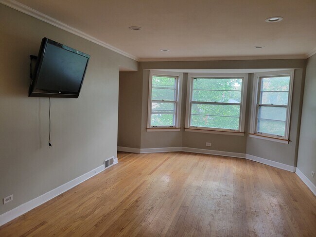 Foto del edificio - 6221 N Albany Ave