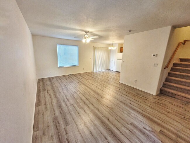 Foto del edificio - Beautiful 3 bed 1.5 bath Townhome with gar...
