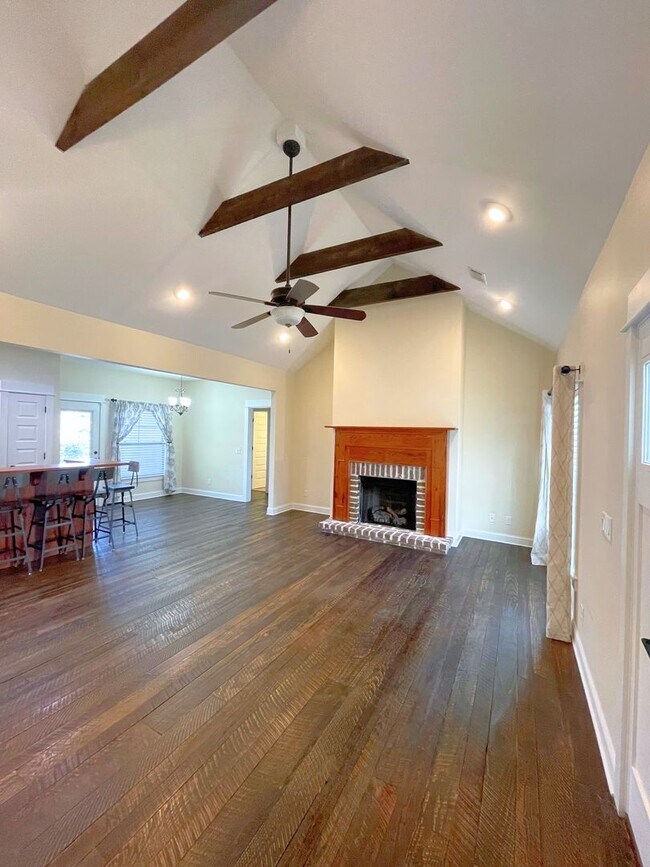 Building Photo - 3/2 updated home with amenities