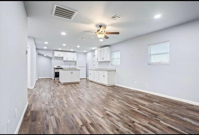 Building Photo - 117 Emma St