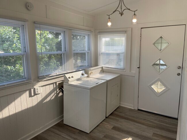 Dining Room/Laundry Room - 511 E Lawrence St