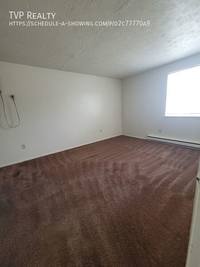 Building Photo - Spacious 2 Bedroom with Balcony