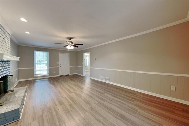 Building Photo - 2358 Marneil Dr NE