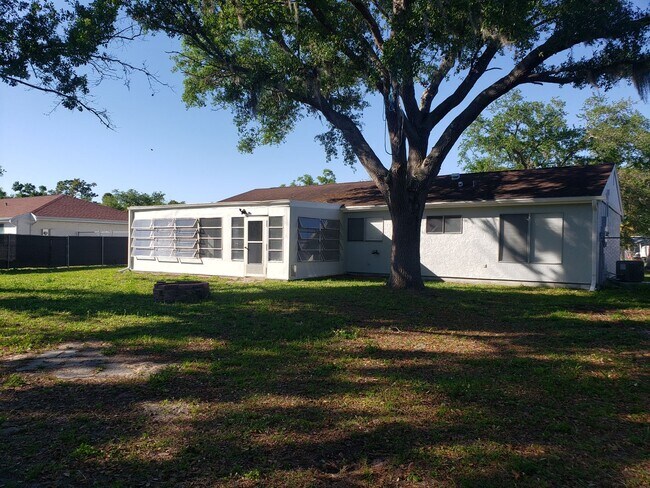 Foto del edificio - Annual Rental: Fully Remodeled! Charming Single-family Home with Single car garage