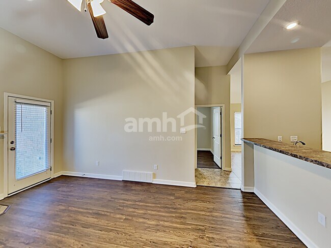 Foto del edificio - 8716 Nuthatch Ln
