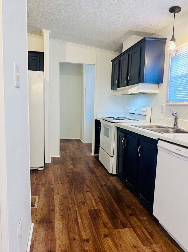 Foto del edificio - 4BR Home - Recently Updated - Available Soon!