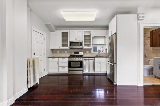 Building Photo - 15 E Clinton Ave