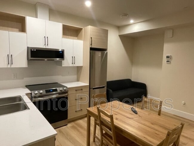 Building Photo - 8717-8110 110 St NW