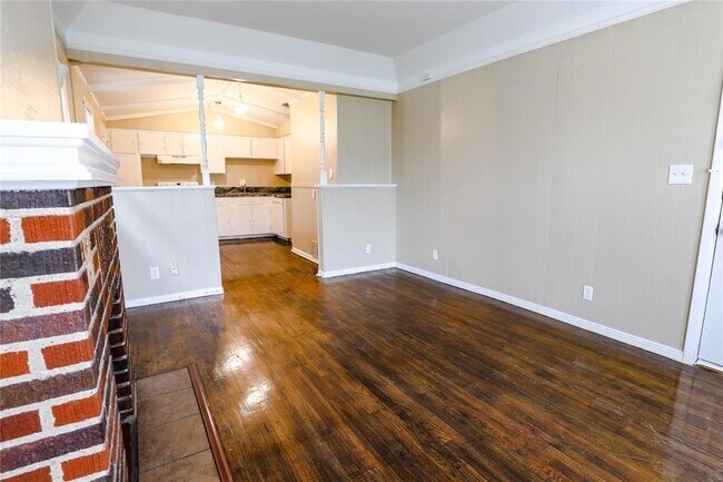 Building Photo - Gorgeous craftsman style house on a big co...