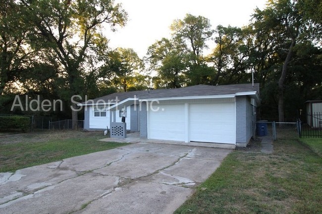 Building Photo - 3 bed, 2 bath in Oak Cliff