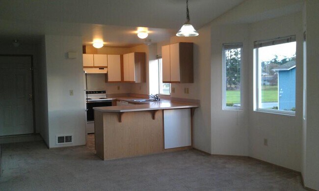 Building Photo - 537 NE Ellis Way
